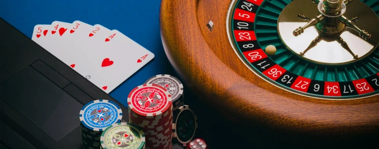 Bàn baccarat nỉ xanh với hai tay bài chia cho ô Banker và Player cùng các ô cược và chip minh họa luật chơi